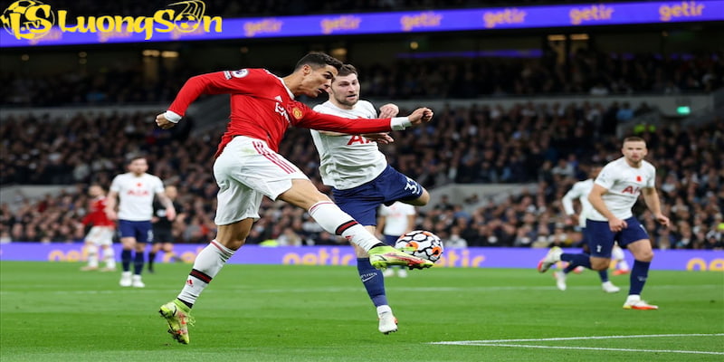 Sút bóng bằng mu bàn chân là sở thích của Ronaldo trong các kỹ thuật trong bóng đá